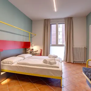  Hostal Meininger Garibaldi